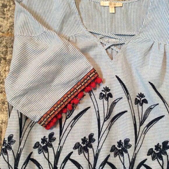 SKIES ARE BLUE SUPER CUTE EMBROIDERED TOP! SIZE S - Picture 2 of 9